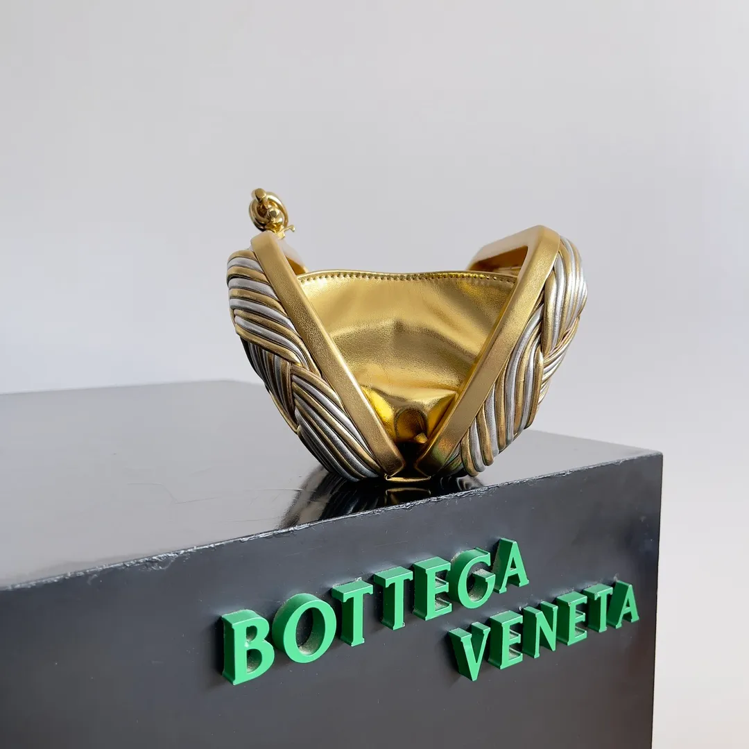Batch 2100 ✨💎The secret weapon of the dinner queen: BV-Kont dinner bag ||| 🌈**Gold and silver gradient, full of luxurious texture** This Kont evening bag adopts a unique gold and silver gradient design, which is simply synonymous with sparkle! Whether you are wearing an elegant evening dress or a noble banquet outfit, it can match perfectly. Each leather strip reveals the craftsman's good intentions, exquisite hand-sewing, and high-end quality. Holding it in your hand, you can not only feel its weight, but also its unique sense of nobility. 👐💖 💁‍♀️**Versatile artifact, suitable for any occasion** Whether it is a formal business banquet, a romantic wedding scene, or an everyday get-together, the Kont dinner bag is your best choice. Its versatile style can easily adapt to various occasions, allowing you to become the center of attention wherever you go. Exquisite handmade evening bag, versatile evening bag, Kont evening bag, fashionable item, essential for important occasions. Style number: 804532 (717622) Size: 19.5*11.5*5cm